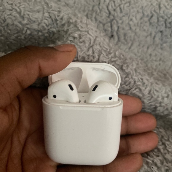 Airpods & Charging case.